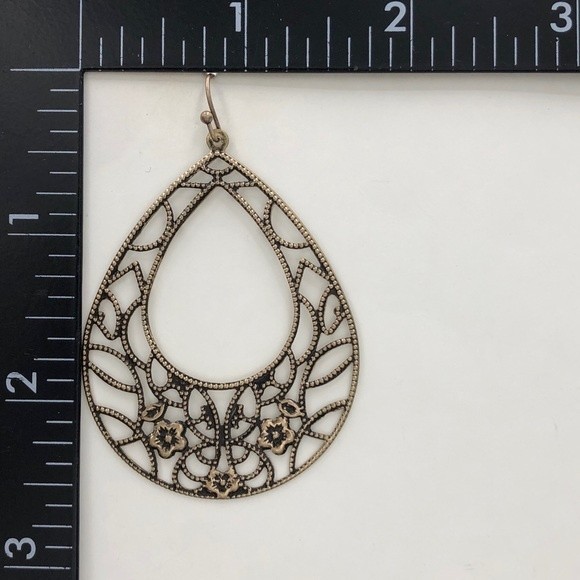 🍀 Gold Filigree Teardrop Earrings - Picture 2 of 2